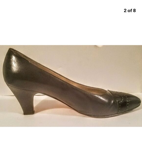 Salvatore Ferragamo Gray Leather w/Black Wingtips Pumps Sz.6 Ret $335 in Dustbag - Picture 2 of 7